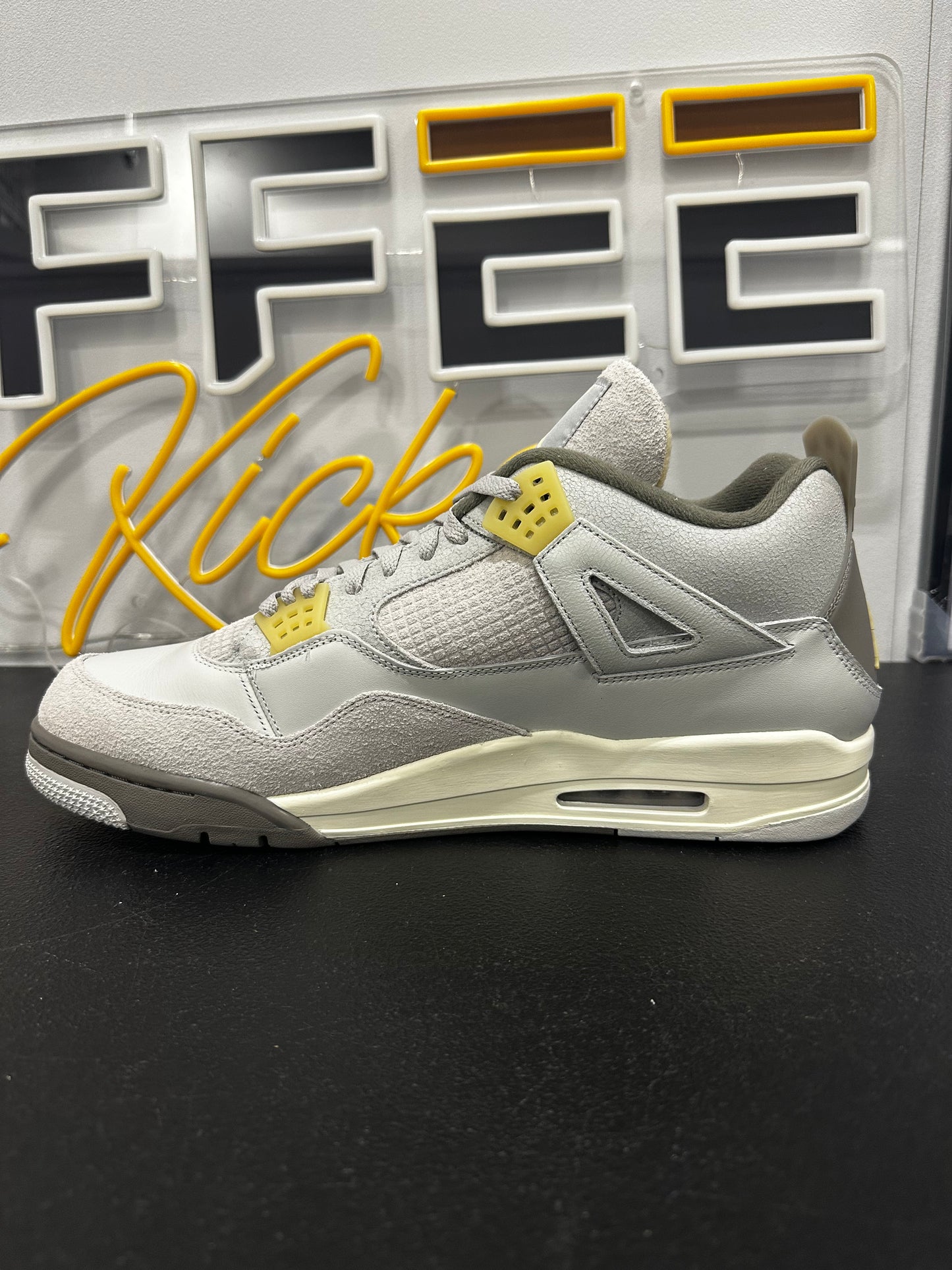 Jordan 4 Retro SE Craft Photon Dust
