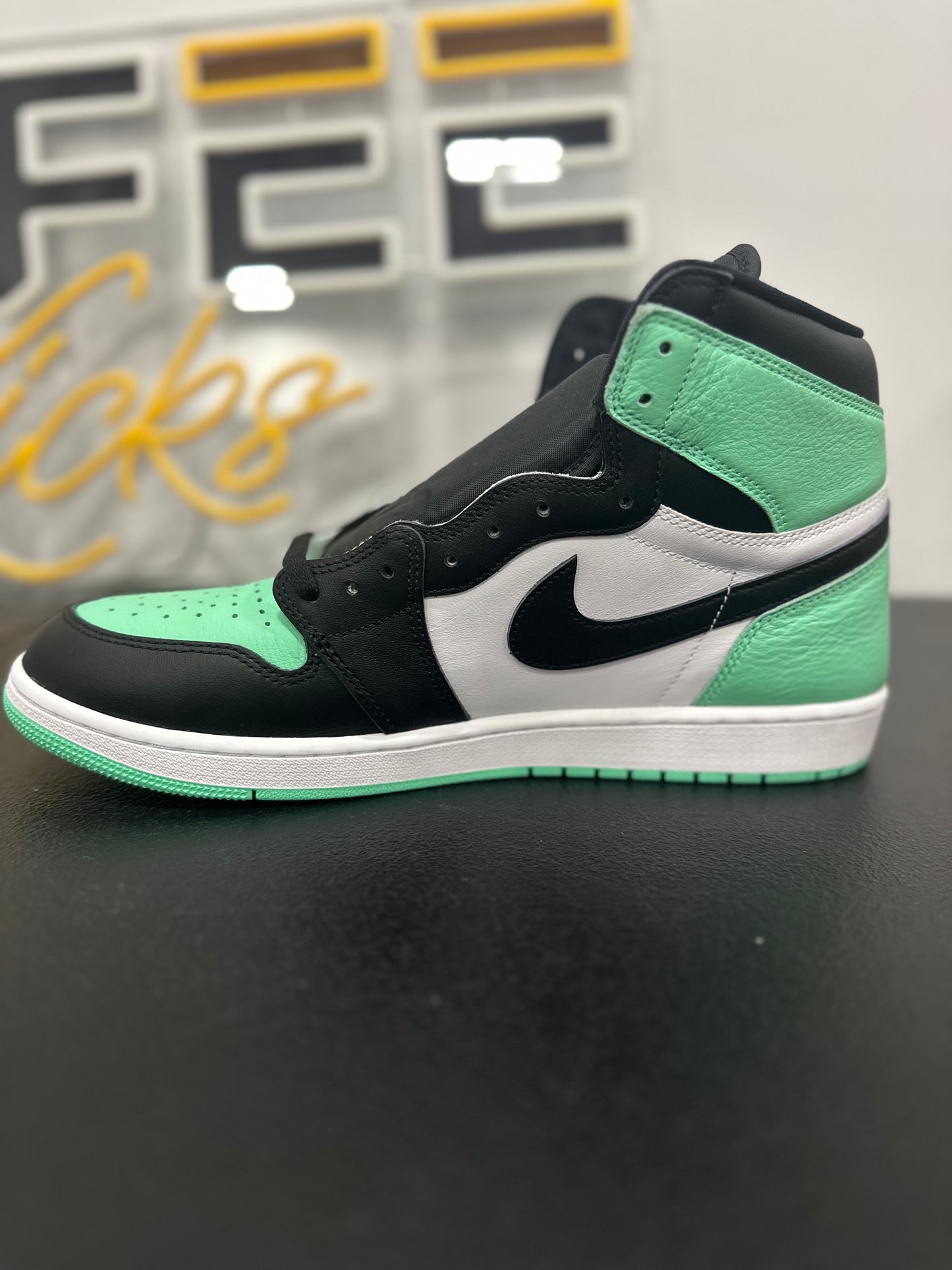 Jordan 1 Retro High OG Green Glow