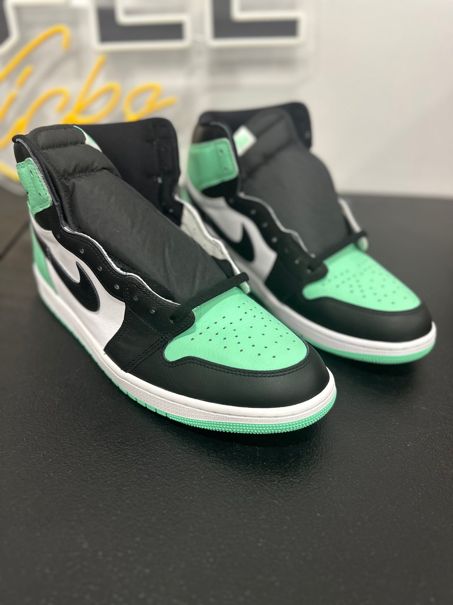 Jordan 1 Retro High OG Green Glow