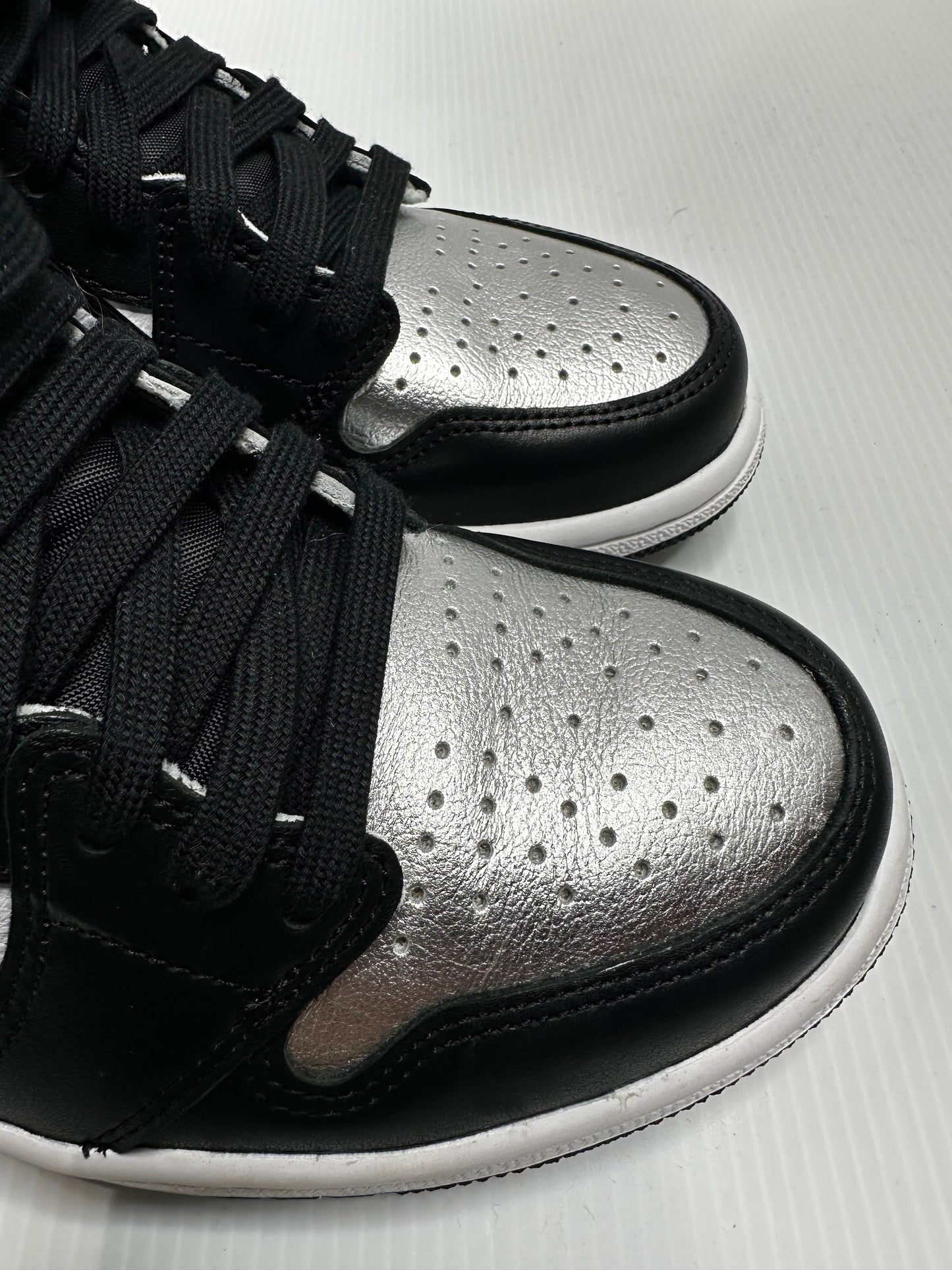 Preowned - Jordan 1 Retro High Silver Toe - Silver/Black