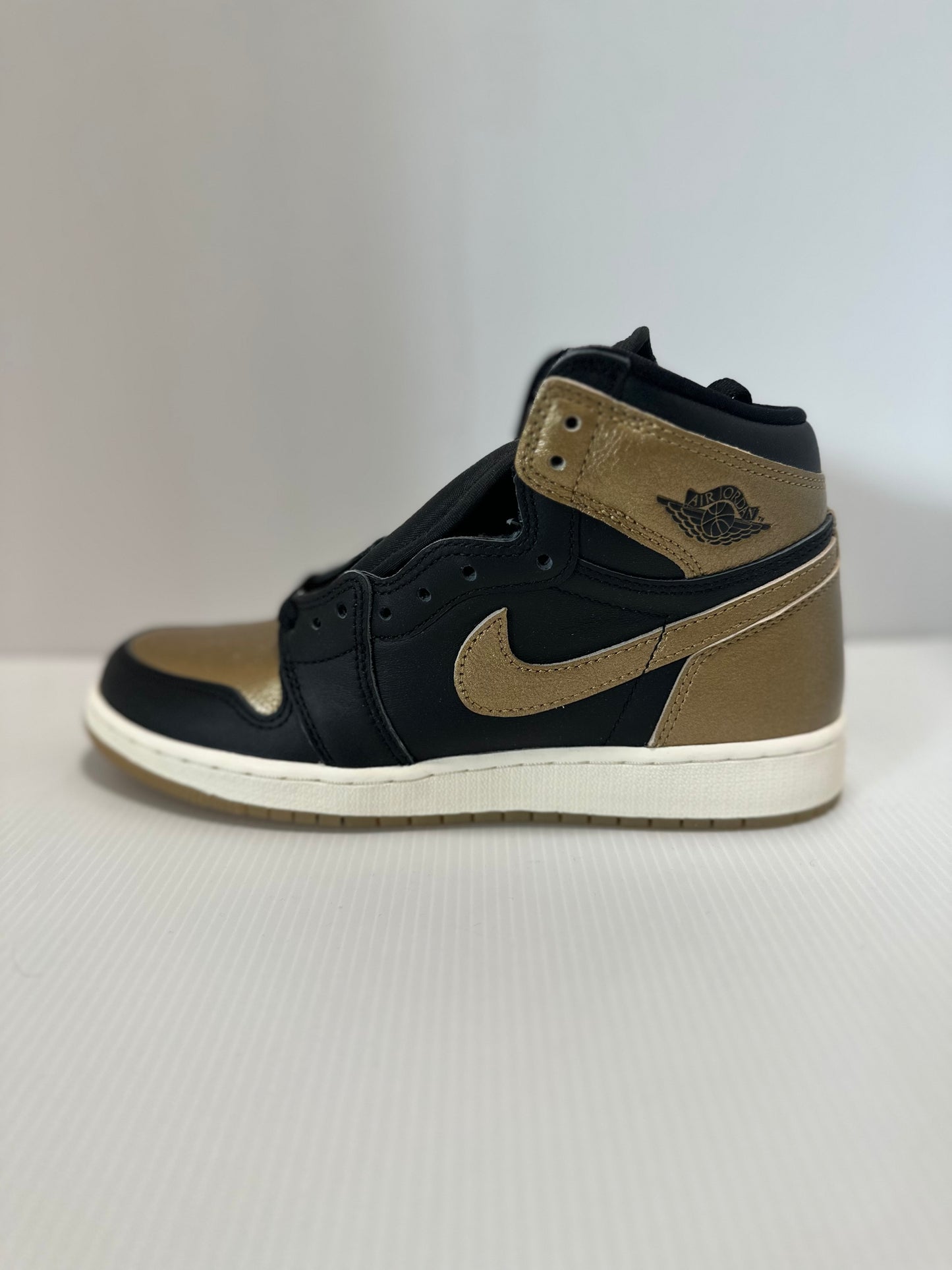 Jordan 1 Retro High OG Black Metallic Gold (GS)