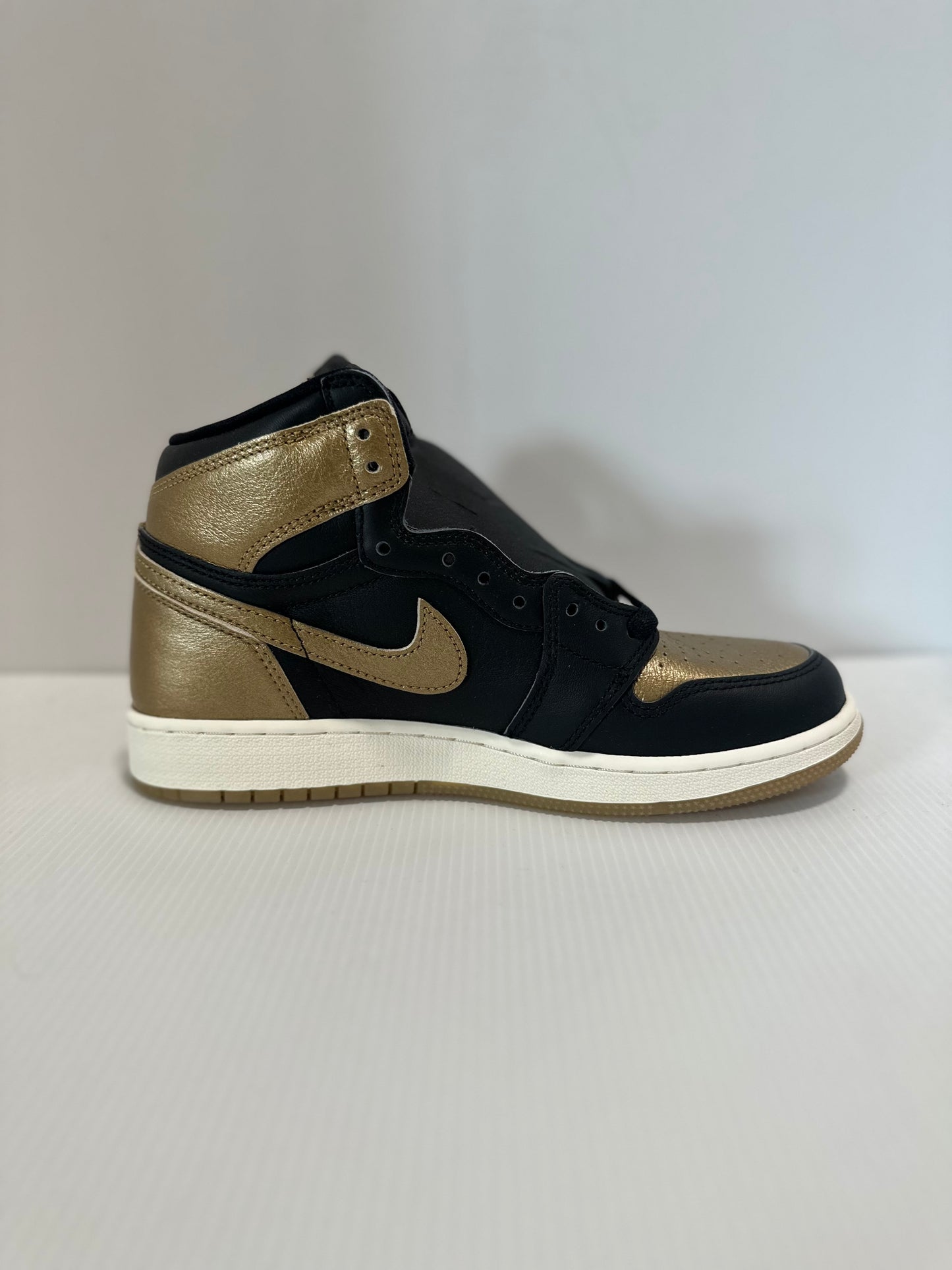 Jordan 1 Retro High OG Black Metallic Gold (GS)