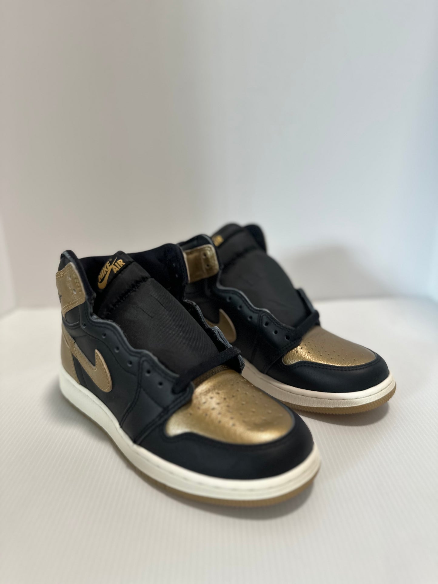 Jordan 1 Retro High OG Black Metallic Gold (GS)