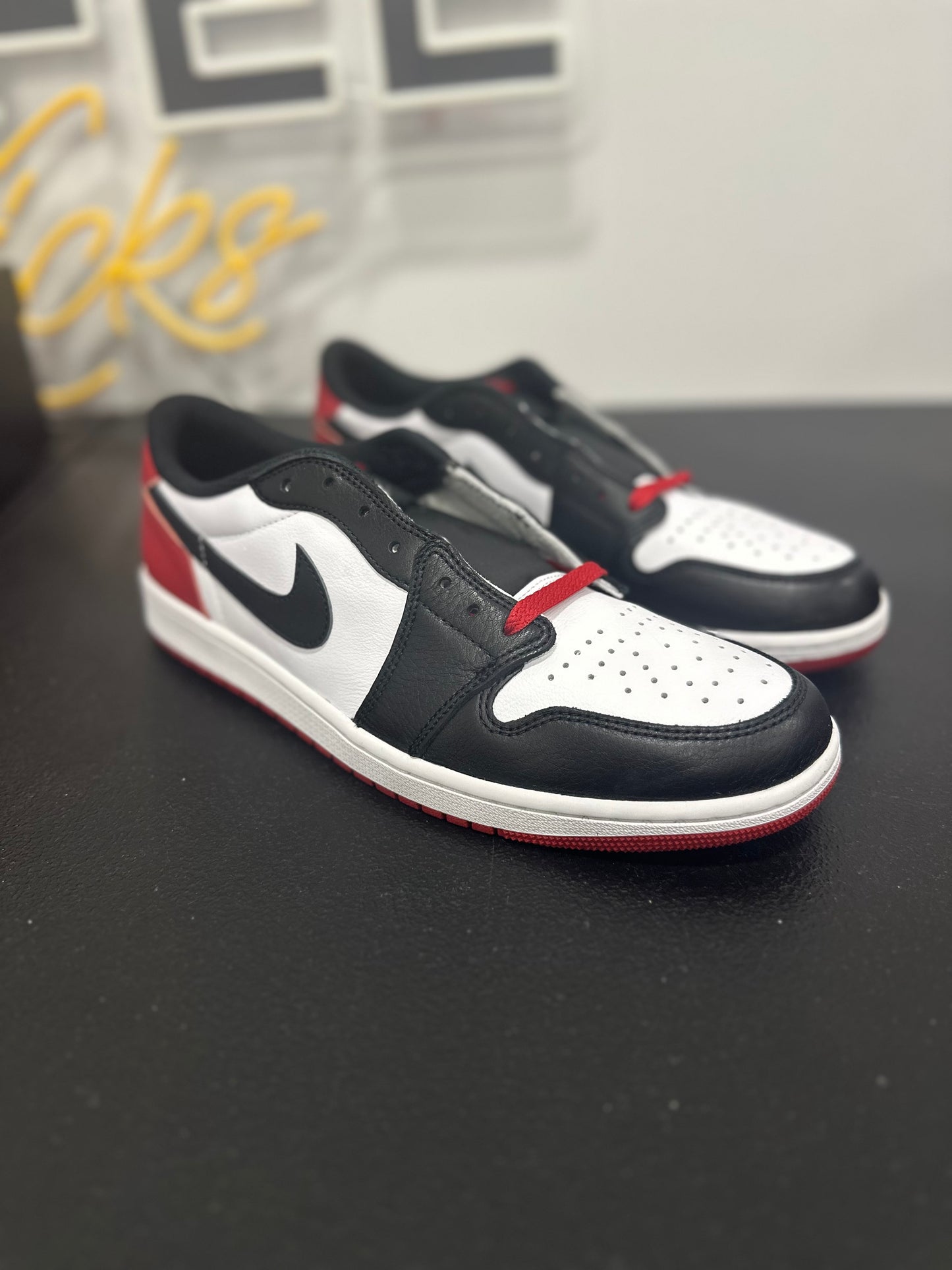 Jordan 1 Retro Low OG Black Toe (2023)